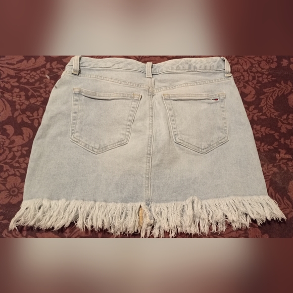 Tommy Hilfiger skirt, size 6 - Picture 5 of 7